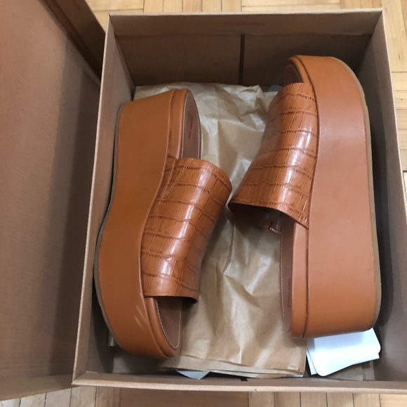 FitFlop tan leather slip ons! Bundle!$! - Picture 10 of 10